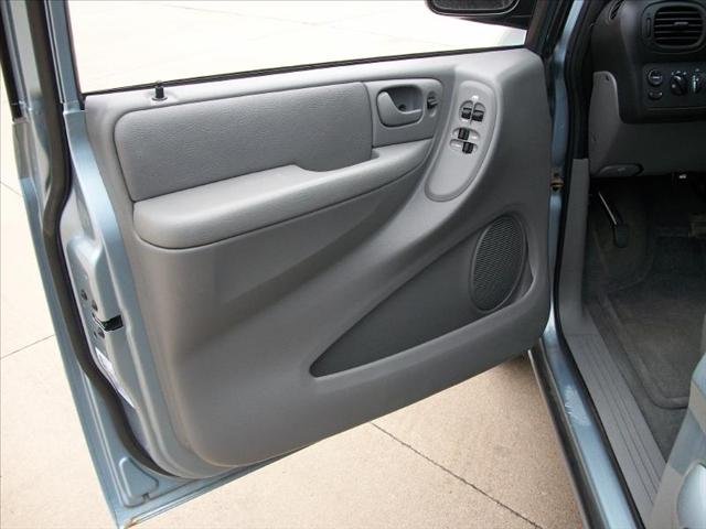 Chrysler Town and Country 2004 photo 5