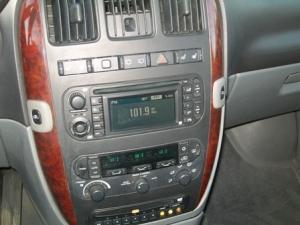 Chrysler Town and Country 2004 photo 3