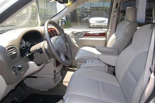 Chrysler Town and Country 2005 photo 2