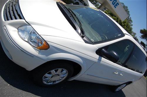 Chrysler Town and Country 2005 photo 3