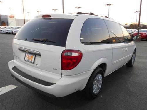 Chrysler Town and Country 2005 photo 1