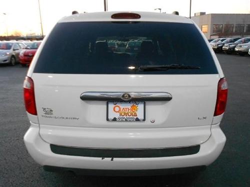 Chrysler Town and Country 2005 photo 2