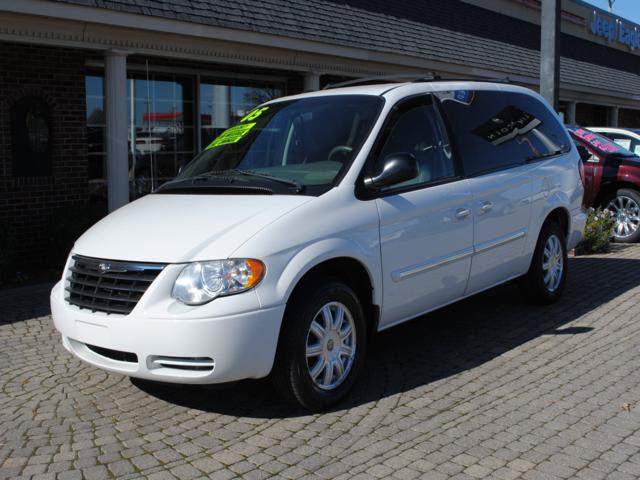 Chrysler Town and Country 2005 photo 1
