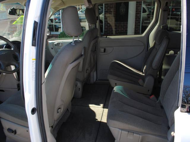Chrysler Town and Country 2005 photo 5
