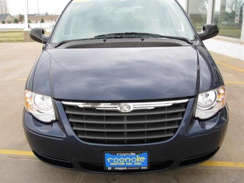Chrysler Town and Country 2005 photo 2
