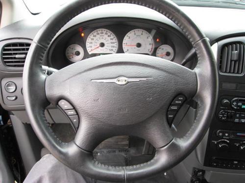 Chrysler Town and Country 2005 photo 3