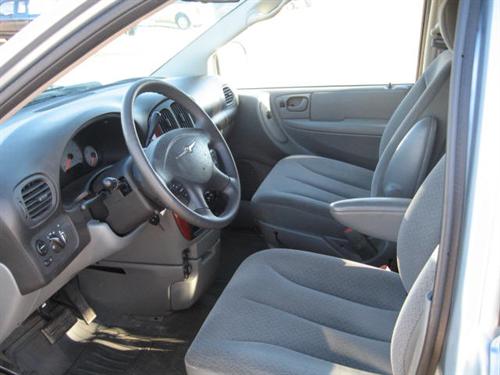 Chrysler Town and Country 2005 photo 4