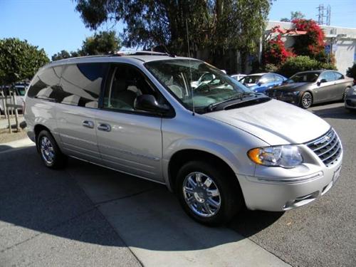 Chrysler Town and Country 2005 photo 1