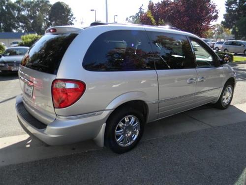 Chrysler Town and Country 2005 photo 2