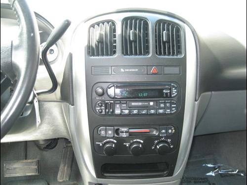 Chrysler Town and Country 2005 photo 1