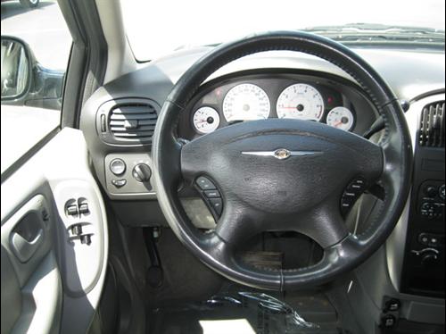 Chrysler Town and Country 2005 photo 3