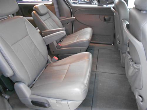 Chrysler Town and Country 2005 photo 2