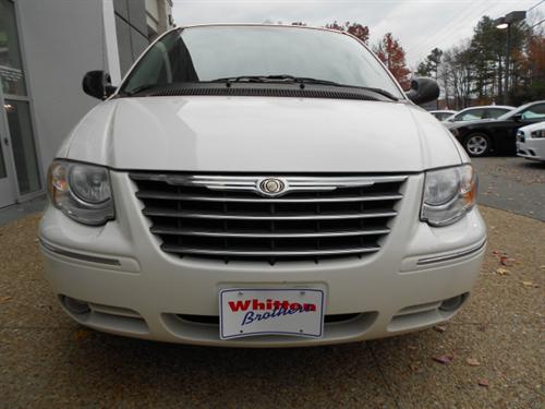 Chrysler Town and Country 2005 photo 3