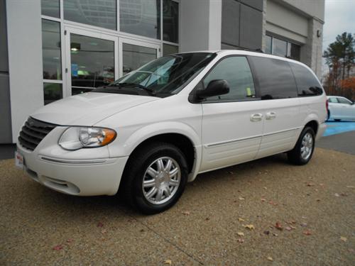 Chrysler Town and Country 2005 photo 5