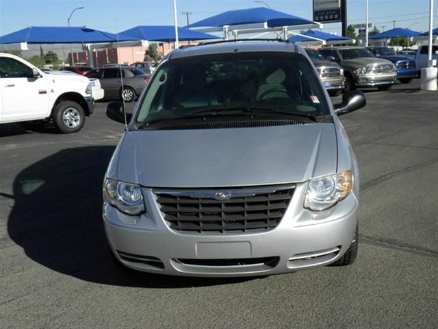 Chrysler Town and Country 2005 photo 1