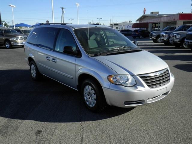 Chrysler Town and Country 2005 photo 2