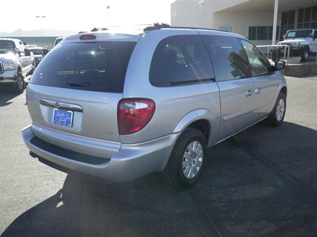 Chrysler Town and Country 2005 photo 4