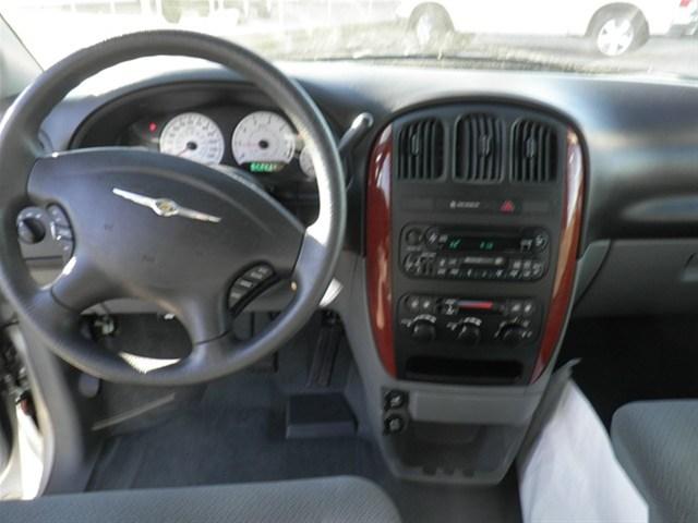 Chrysler Town and Country 2005 photo 5
