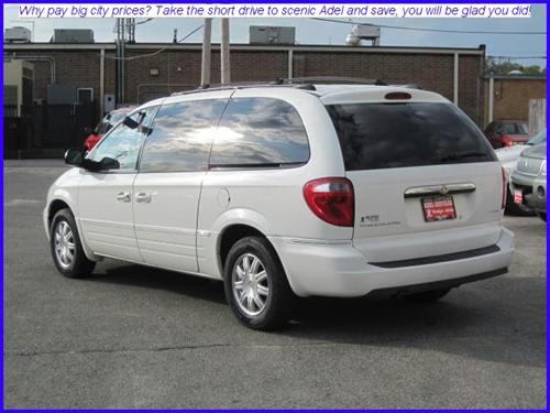 Chrysler Town and Country 2005 photo 1