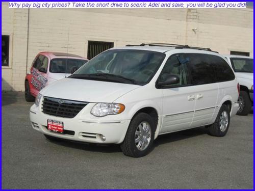 Chrysler Town and Country 2005 photo 2
