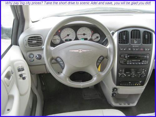 Chrysler Town and Country 2005 photo 3