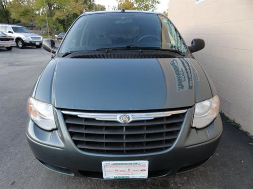 Chrysler Town and Country 2005 photo 3