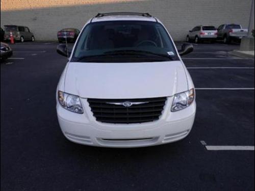 Chrysler Town and Country 2005 photo 1
