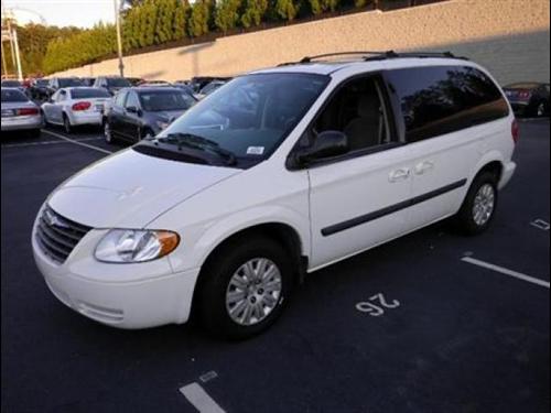 Chrysler Town and Country 2005 photo 2