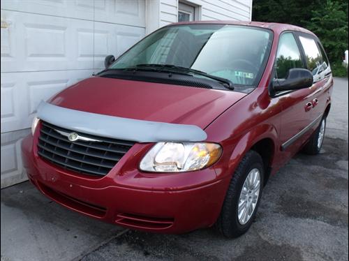 Chrysler Town and Country 2005 photo 2