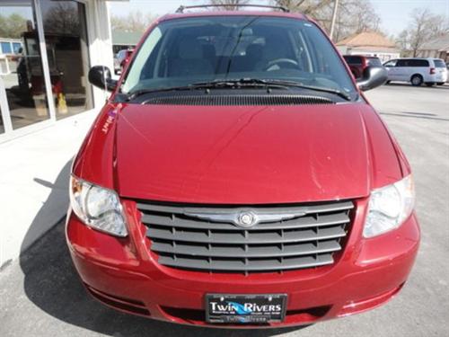 Chrysler Town and Country 2005 photo 2