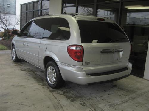 Chrysler Town and Country 2005 photo 1