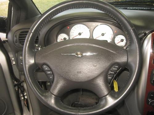 Chrysler Town and Country 2005 photo 2