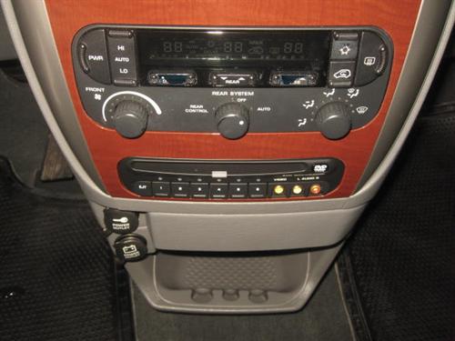 Chrysler Town and Country 2005 photo 3