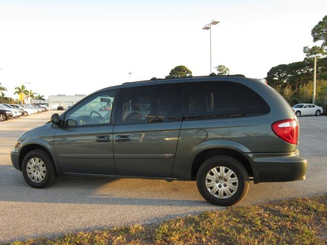 Chrysler Town and Country 2005 photo 1