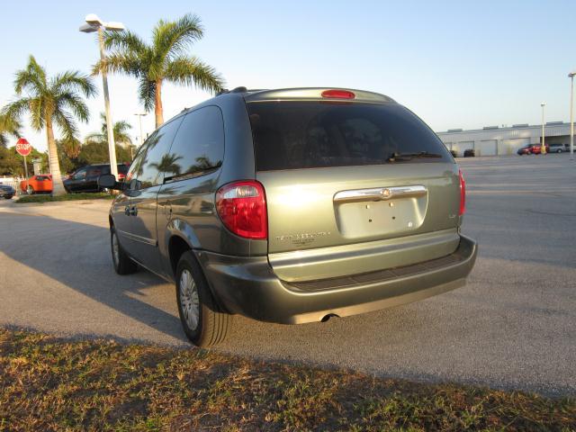 Chrysler Town and Country 2005 photo 2