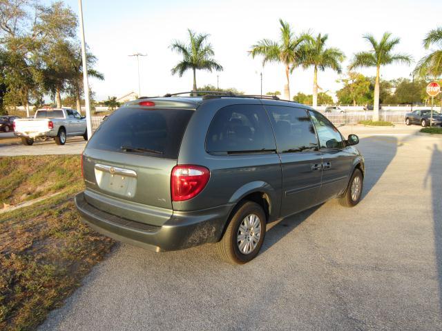 Chrysler Town and Country 2005 photo 3