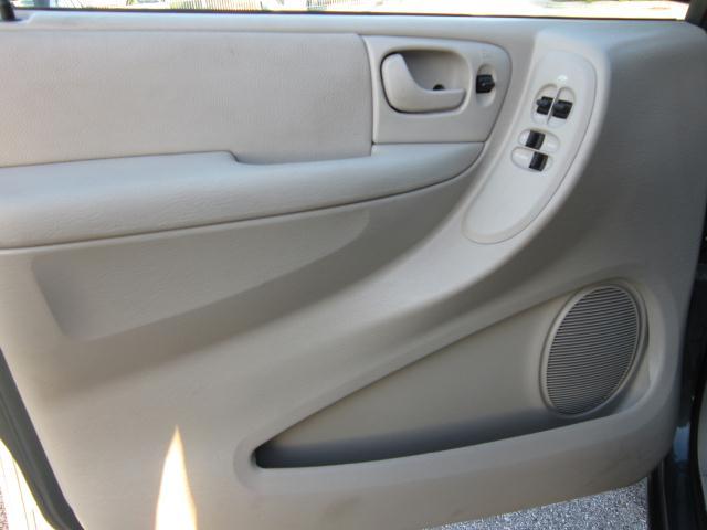Chrysler Town and Country 2005 photo 4
