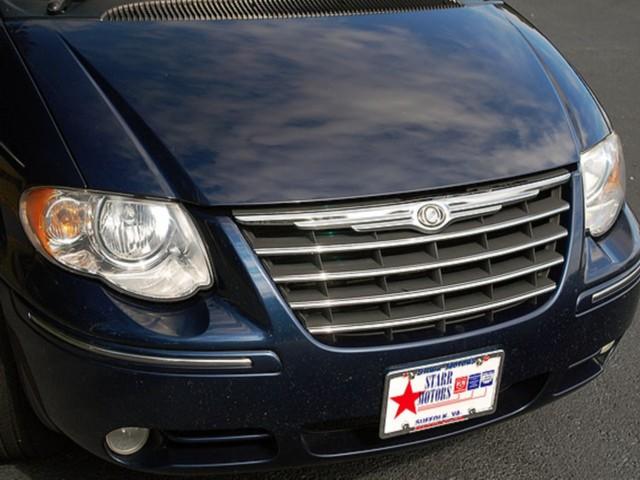 Chrysler Town and Country 2005 photo 1