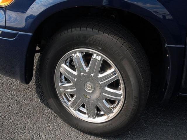 Chrysler Town and Country 2005 photo 2