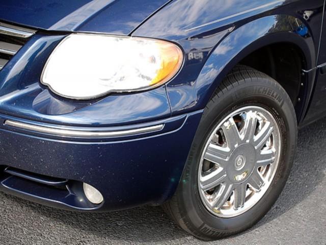 Chrysler Town and Country 2005 photo 3