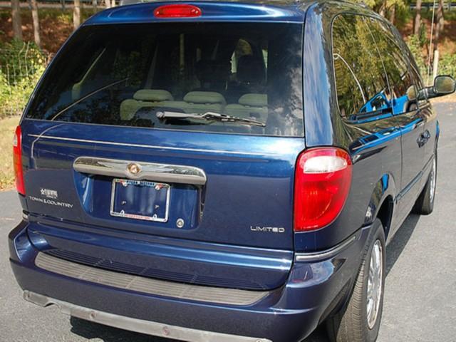 Chrysler Town and Country 2005 photo 4