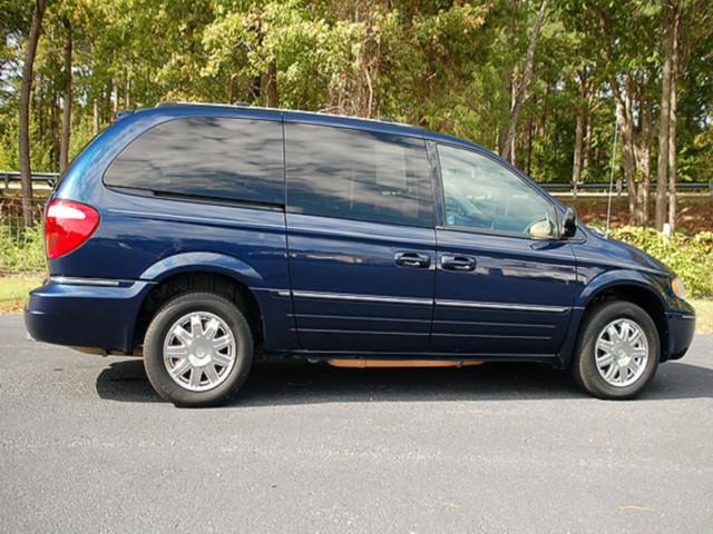 Chrysler Town and Country 2005 photo 5