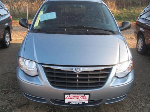 Chrysler Town and Country 2005 photo 2