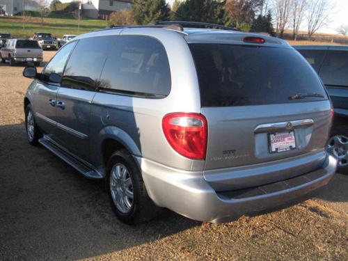 Chrysler Town and Country 2005 photo 3