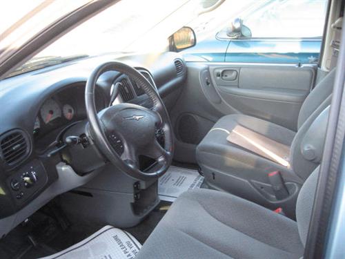 Chrysler Town and Country 2005 photo 4
