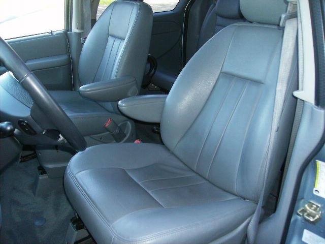 Chrysler Town and Country 2005 photo 2