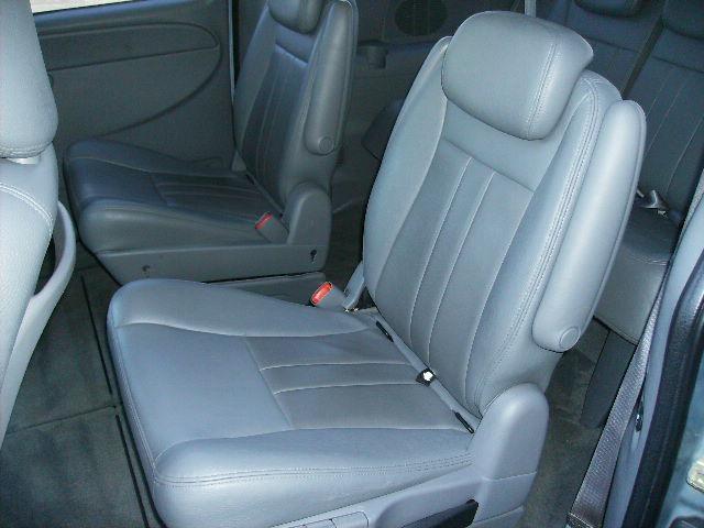 Chrysler Town and Country 2005 photo 3