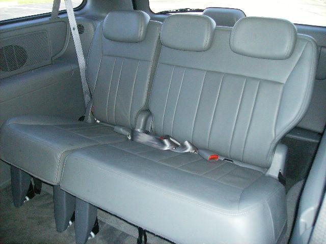 Chrysler Town and Country 2005 photo 4