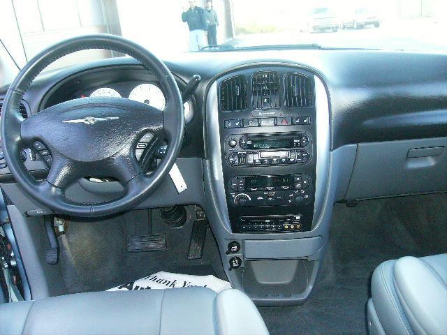 Chrysler Town and Country 2005 photo 5