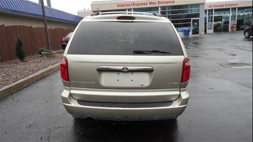 Chrysler Town and Country 2005 photo 1